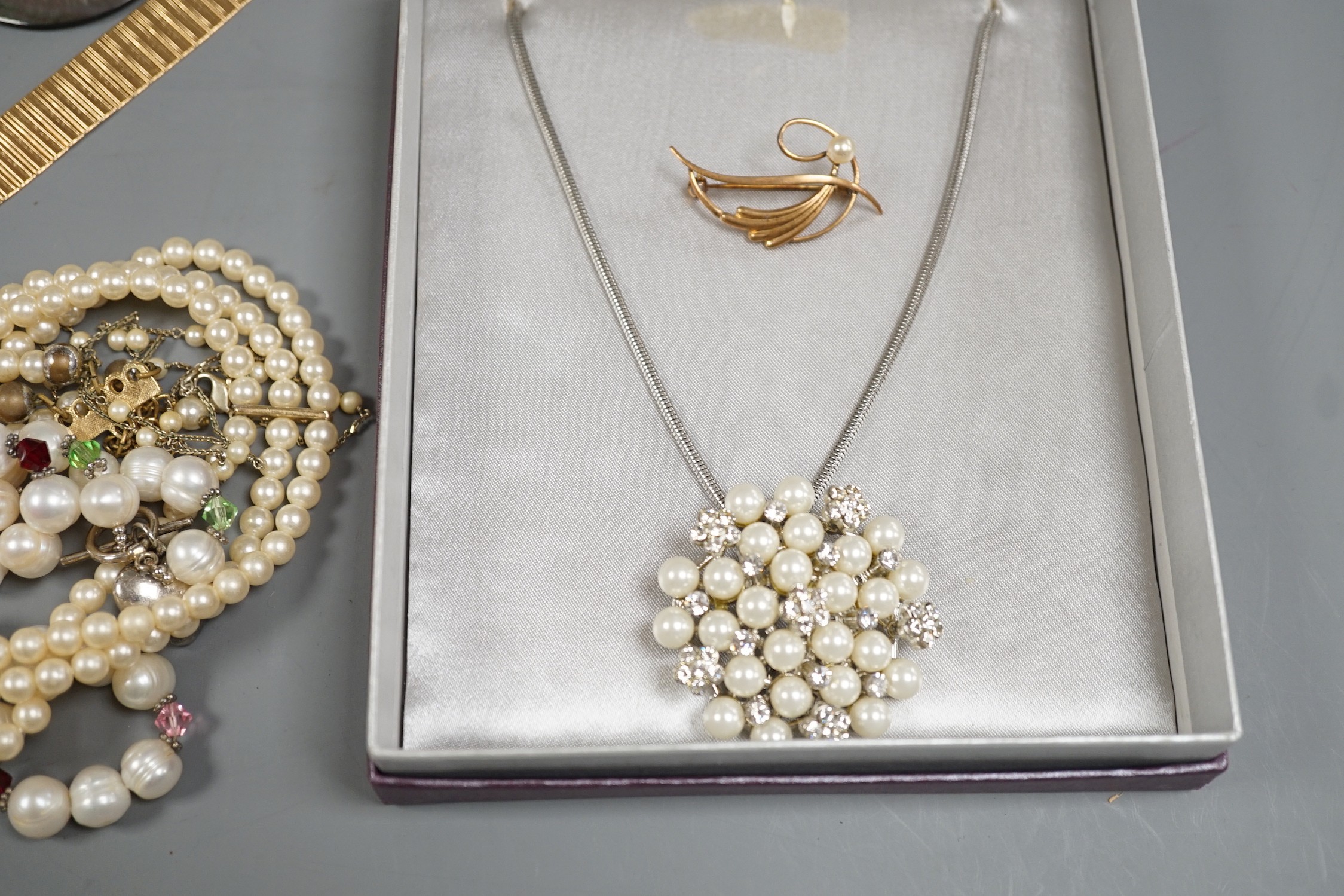 A quantity of assorted mainly modern costume jewellery and a group of coins including commemorative.